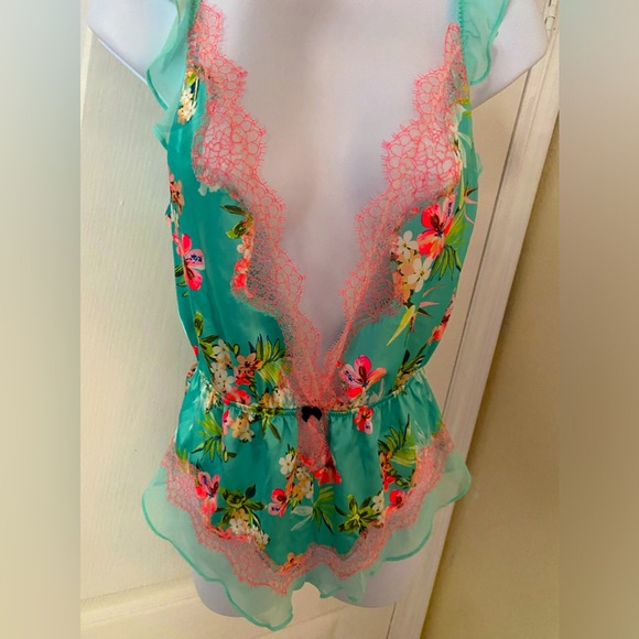 Victoria Secret Intimate sleep wear👗💚the first and last picture it's the front😉 - Picture 1 of 13